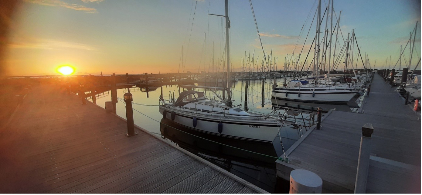 Unser Liegeplatz im Hafen Hohe Düne Liegeplatz im Hafen Hohe Düne bei Sonnenuntergang