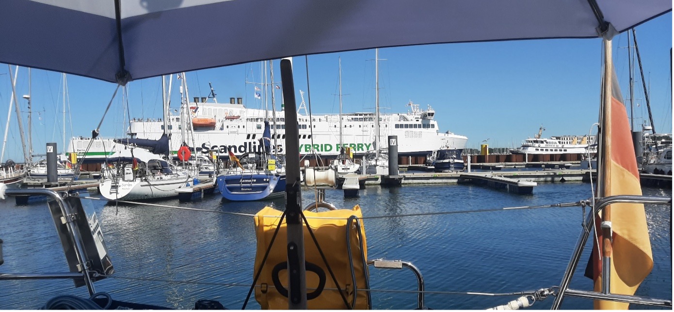 Hafen Mittelmole in Warnemünde Liegeplatz im Hafen Mittelmole in Warnemünde