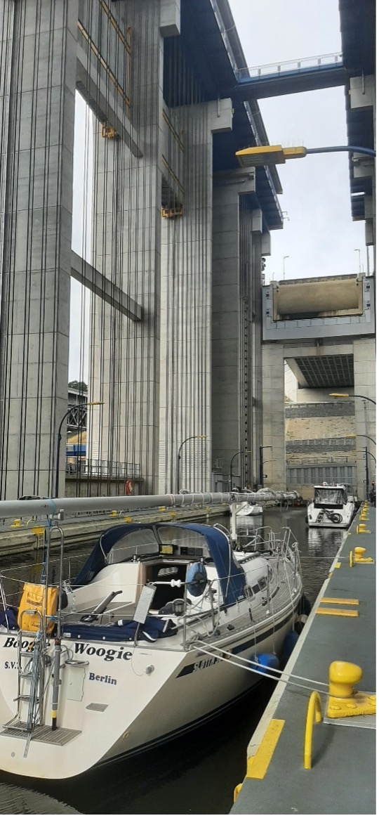 Boogie Woogie im neuen Schiffshebewerk Segelyacht Boogie Woogie im neuen Schiffshebewerk