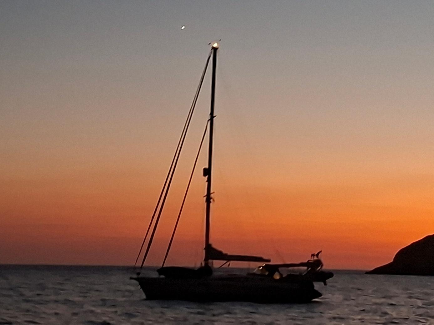 „SY TOROA“ vor Anker Segelyacht TOROA vor Anker im Sonnenuntergang
